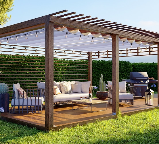 Rénovation Maison : Charpente Bois et Chantier Intérieur en cours de rénovation avec charpente en bois apparente, débris et planches sur un sol brut près d'une fenêtre baignée de lumière.