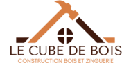 Logo pour Le Cube de Bois, spécialisé en construction bois et zinguerie, avec un marteau formant un toit sur une maison stylisée.